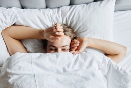 Miegate tiek pat, tačiau neišsimiegate? Medikas papasakojo, kaip karščiai ir ilgesnės dienos veikia miegą
