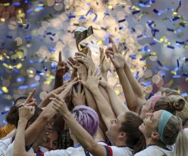 Pamatykite: rekordą pasiekusios JAV futbolininkės apgynė pasaulio čempionių titulą 6