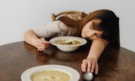 Maistas ir miegas – kaip tai susiję?