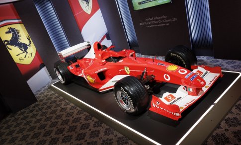 Aukcione už rekordinę sumą parduotas F-1 lenktynių legendos M. Schumacherio „Ferrari“