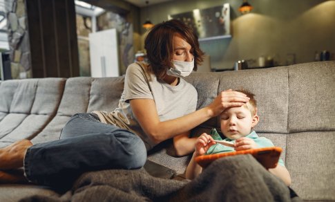 Vaikų karščiavimas – didelis stresas tėvams: kokių klaidų nedaryti ir kokios priemonės padės efektyviai numalšinti simptomus?