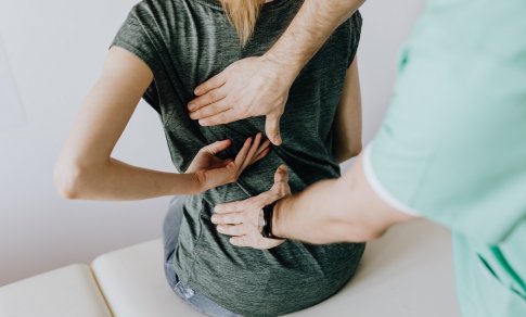 Kineziterapeutė paaiškino, ką reiškia, kai nugaros skausmas plinta į sėdmenis – kada kreiptis į gydytoją, o kada gali prireikti operacijos?