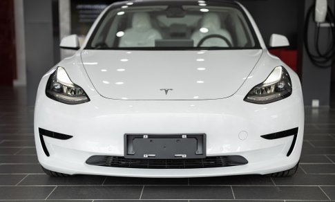„Tesla“ vėl mažina kainas