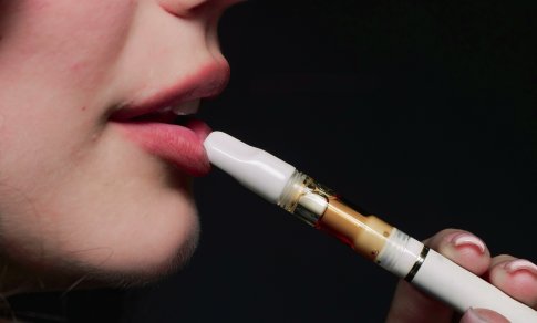 Daugėja moksleivių, rūkančių elektronines cigaretes: SAM siūlo pagalbos liniją ir mobiliąją programėlę