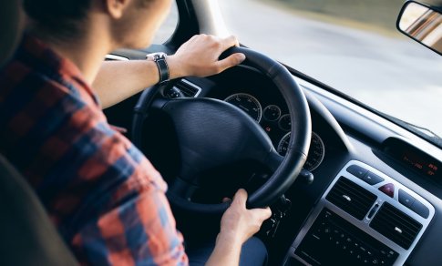 Nuo birželio įsigalios baudos už alkoholio vartojimą, laikymą atidarytoje pakuotėje automobilių salonuose