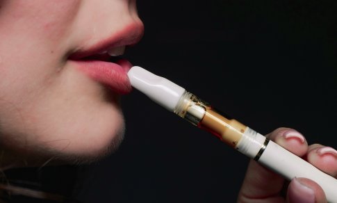 Cukrų ir saldiklius turinčios elektroninės cigaretės gali būti uždraustos