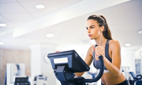 Aprangos gidas sportuojančioms: ką pasirinkti, kad būtų praktiška ir stilinga?