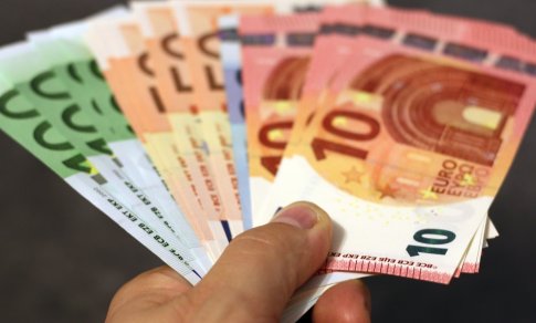 Ekonomika lėtėja – atlyginimai auga? Ekspertai turi paaiškinimą