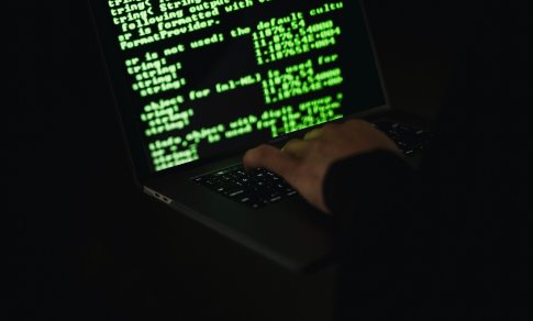 Finansiniai sukčiai taikosi į vis jaunesnius