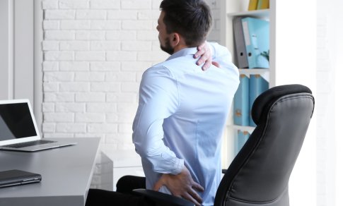 Sėdimo darbo pavojai sveikatai: kineziterapeutė pataria, kaip jų išvengti