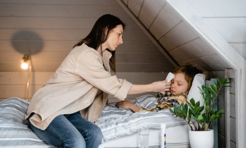 Ligos išmoka vaiko slaugymui: ką svarbu žinoti darželinukų ir moksleivių tėvams?
