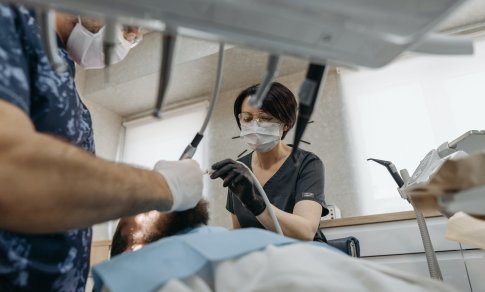Sveikatos reikalų komitetas pritarė Odontologų rūmų įstatymui: klausimas grįžta į Seimo salę