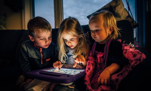 Nepavyksta vaikų atitraukti nuo ekranų? Patarimai, padėsiantys šeimoje kurti sveiką santykį su technologijomis