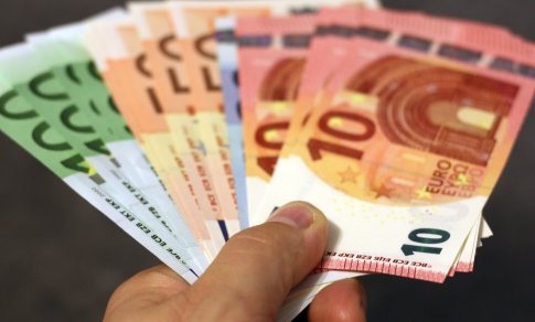 Seimo komitetas: nuo kitų metų didės biudžetinių įstaigų darbuotojų atlyginimai