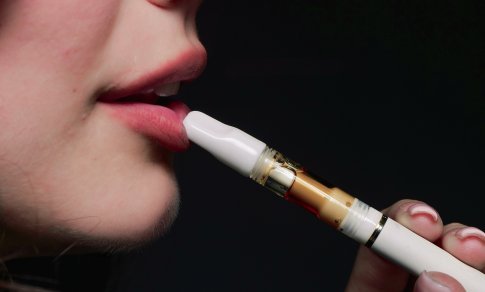 Seimo komitetas pritarė baudoms už neteisėtą elektroninių cigarečių pardavimą