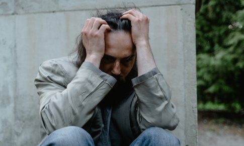 Kodėl socialines pašalpas gaunantys bedarbiai nedirba arba sunkiai susiranda darbą?
