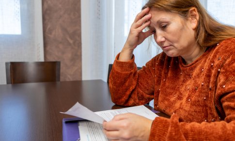Tūkstančiai socialinių darbuotojų jaučiasi bejėgiai: papasakojo apie giminių išpuolius ir grasinimus papjauti