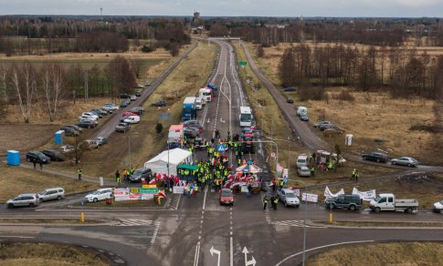 Lenkijos įmonės dėl sienos blokados praranda šimtus milijonų dolerių