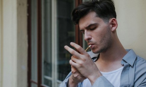 Siūloma palikti draudimą rūkyti daugiabučių balkonuose, bet naujomis sąlygomis