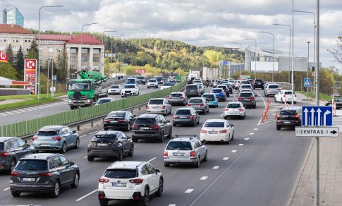 Dėl aplinką teršiančių automobilių Seimas linkęs švelninti toną: pirmą kartą grėstų įspėjimas