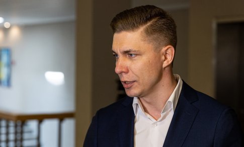 Teisės docentas stebisi: 150 eurų gavusi bibliotekininkė dėl piktnaudžiavimo buvo nuteista, o M. Sinkevičiaus išteisintas