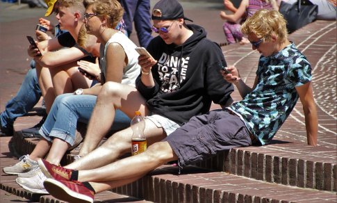 Seime – dar vienas siūlymas uždrausti mokiniams mokyklose naudotis mobiliaisiais telefonais