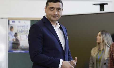 Rumunijos kraštutinių dešiniųjų pažiūrų kandidatas G. Simionas laimėjo pirmąjį prezidento rinkimų turą
