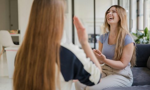 Gestų kalbos mokosi vienetai, tačiau jos reikia tūkstančiams