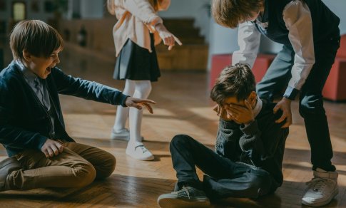 Patyčių anatomija: kaip įmanoma netyčia tapti „nepritapusiu“ saugioje klasėje