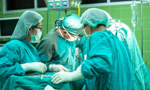 JAV medikai pirmą kartą pasaulyje žmogui transplantavo šlapimo pūslę