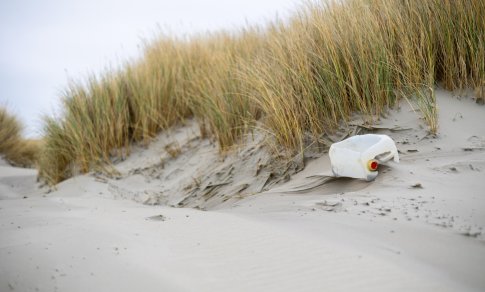 Japonų mokslininkai išrado jūros vandenyje tirpstantį plastiką