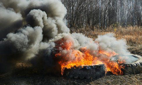 Akimi nematomos dalelės daro didžiulę žalą: mokslininkai aiškinosi, kaip padangų gaisrai veikia vandens ekosistemą