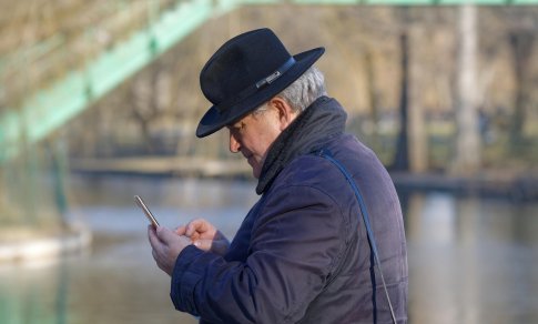10 žingsnių, kuriuos reikia padaryti nupirkus išmanųjį senjorui: išvengsite panikos apie „ištrintą internetą“