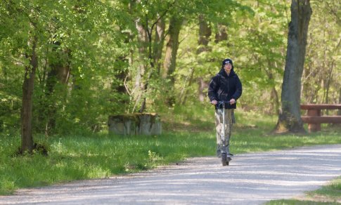 Vasarą išauga elektrinių paspirtukų sukeltų gaisrų pavojus: kelios svarbios taisyklės sumažins riziką