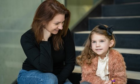 Skaitmeninio amžiaus vaikų kalba – ar yra naudos iš ekranų ankstyvajame amžiuje?