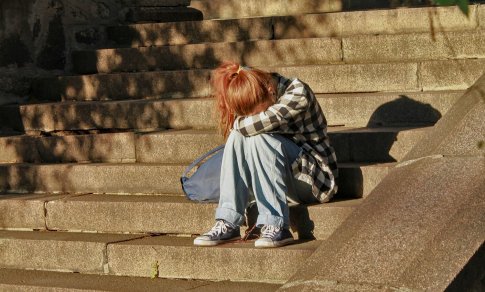 Nuo plaukų rovimo iki pjaustymosi aštriais daiktais. Kodėl paaugliai vis dažniau žaloja save?