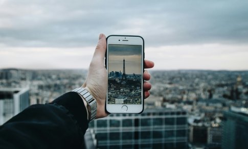 Kelionėse naudojatės viešu „Wi-Fi“ ir įkrovimo stotelėmis? Ekspertas įspėja dėl grėsmių