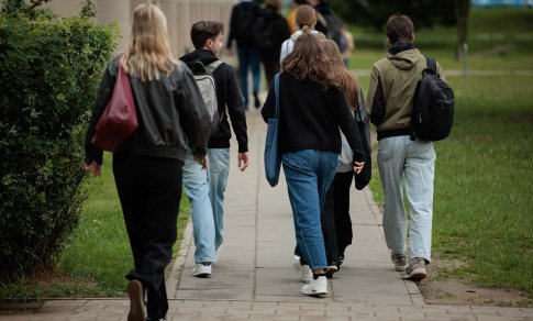 Matematikos egzamino kartelę sumažinti prašantys moksleiviai ruošiasi protestui
