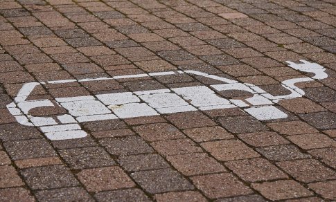 Iki 99 proc. elektromobilių baterijų ardomos nelegaliai – į pavojų visuomenei reaguojama per lėtai