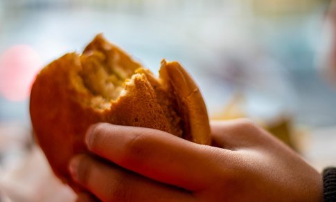 Britai uždraudė menkaverčio maisto reklamą: kovos su vaikų nutukimu