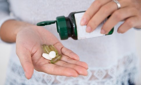 Kada vaistus gerti prieš valgį, o kada po jo? Klaidos, kurias daro daugelis