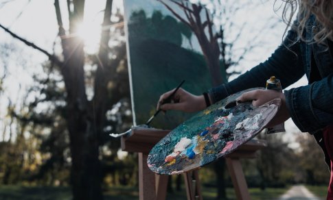 „Noriu dirbti“: ar darbas užsienyje pavojingas, o menininku gimstama? Du mitai – du skirtingi verdiktai