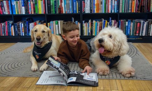 Biblioteka Kaune vaikus kviečia skaityti drauge su terapiniais šunimis