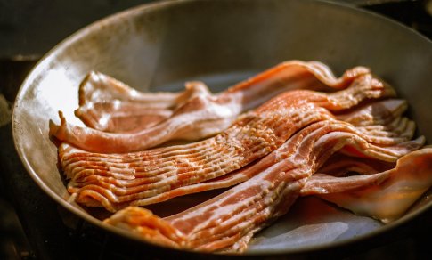 ES uždraus augalinės kilmės „bekoną“, bet vegetariškų „mėsainių“ bus pasigailėta
