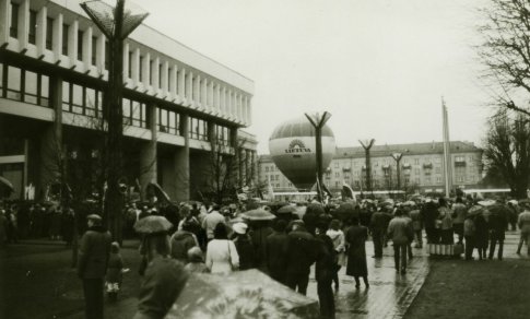 Nuo pasipriešinimo iki valstybės atkūrimo: Kovo 11-osios kelias spaudoje ir nuotraukose