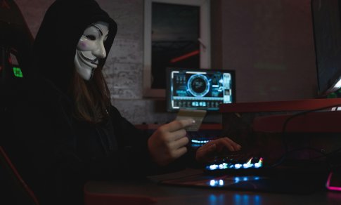 Prof. Pakutinskas: Lietuva – informacinių manipuliacijų paribys, kur botai išbando naujas taktikas