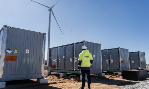 Galingiausiame Lietuvoje „Ignitis renewables“ kaupiklių parke – pirmoji komponentų siunta