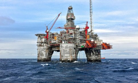 JAV nepratęs sankcijų rusiškai naftai sušvelninimo