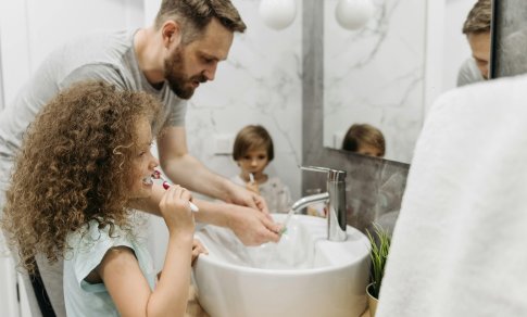 Dantims kenkia ne tik saldumynai: paaiškino, kokia burnos higienos rutina iš tiesų veiksminga