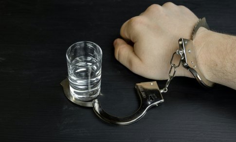 Kai alkoholis ima valdyti gyvenimą: ženklai, kurių negalima ignoruoti